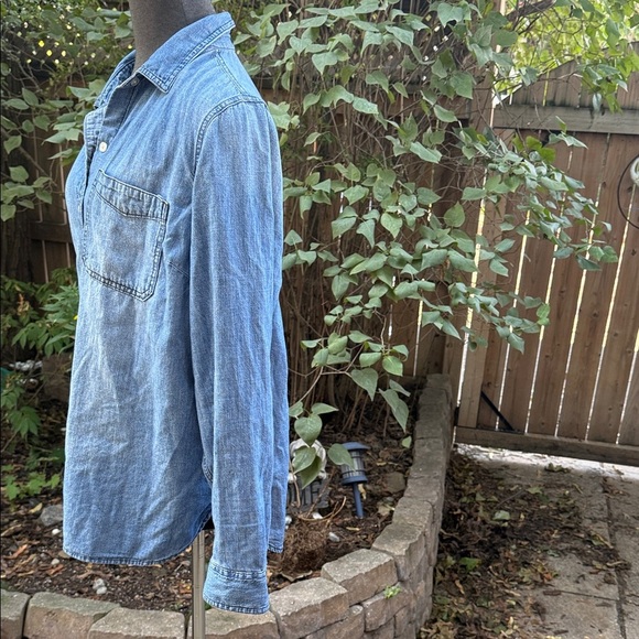 Women’s Old Navy Light weight Denim Button-Up Shirt. Cotton. XL - Picture 5 of 9